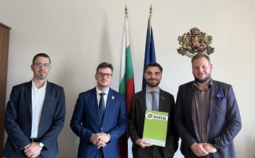 Зам.-министър Петър Младенов проведе среща с председателя на Европейския младежки форум Рареш Войку