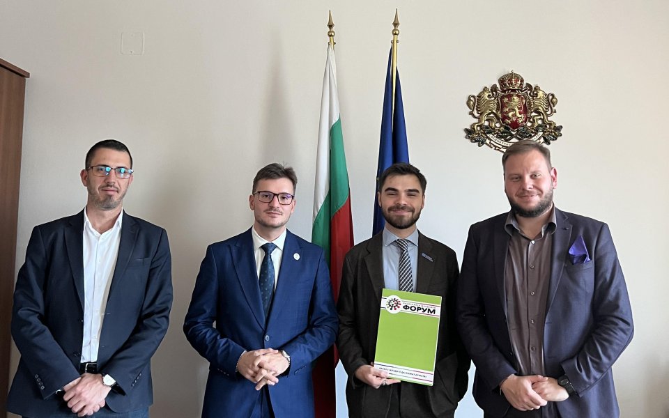 Зам.-министър Петър Младенов проведе среща с председателя на Европейския младежки форум Рареш Войку