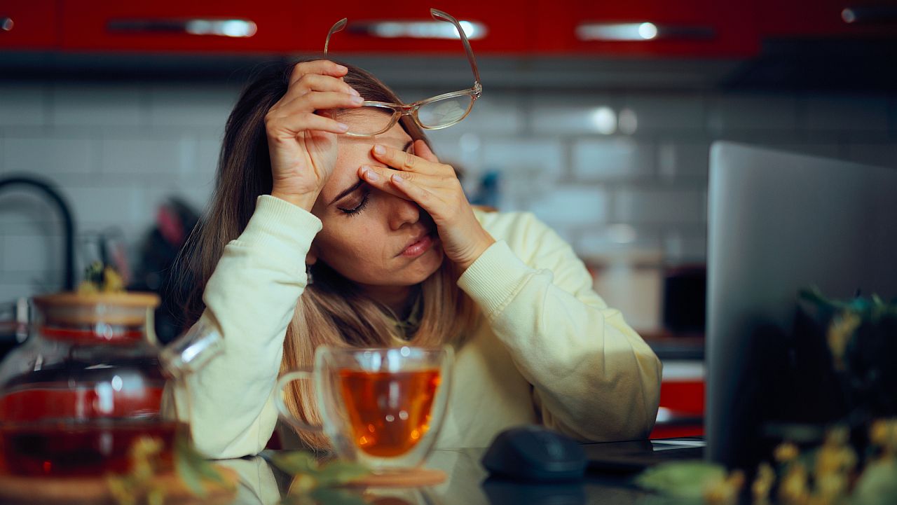 <p>Дали като механизъм за справяне с тревожност и стрес, или просто от липса на енергия, те пропускат важни възможности да подобрят настроението си още преди да излязат от дома. Тъй като хората са най-щастливи именно сутрин, нещастните пропускат тази възможност, живеейки в постоянен автопилот.</p>