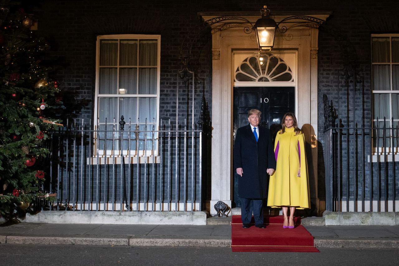 <p>Президентът на САЩ Доналд Тръмп и първата дама Мелания Тръмп пристигат на номер 10 на Downing Street за прием на 3 декември 2019 г. в Лондон, Англия.</p>