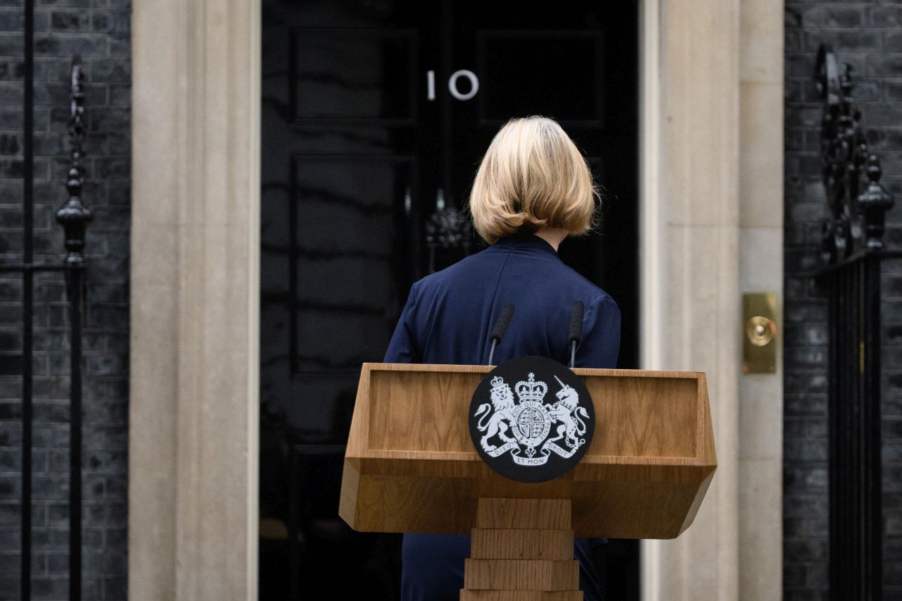 <p>Лиз Тръс подава оставка като премиер на Великобритания</p>