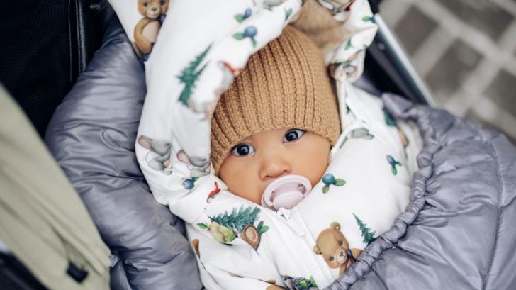 Как да облечем бебето през студените зимни месеци