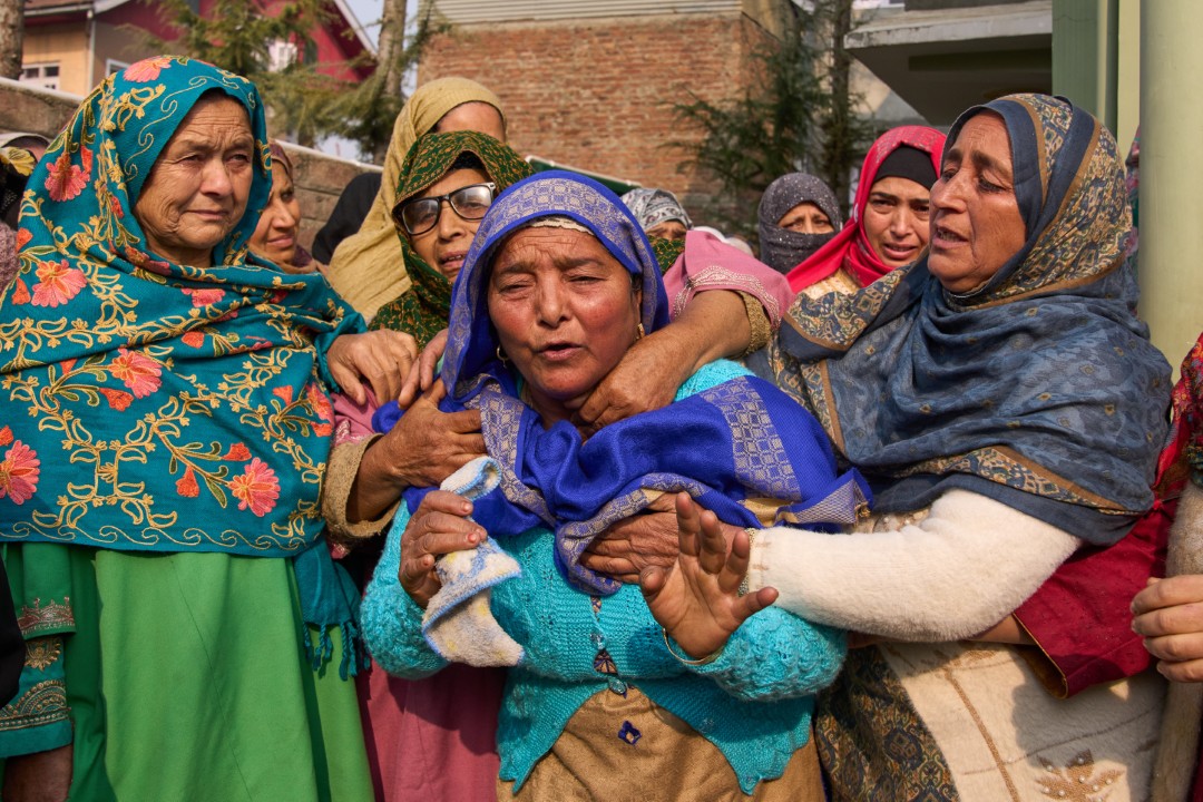 <p>Девет души загинаха, а 32 бяха ранени в полицейски участък в контролираната от Индия част на Джаму и Кашмир късно снощи при взрив на експлозиви, конфискувани по време на разследване на предполагаема терористична клетка.</p>
