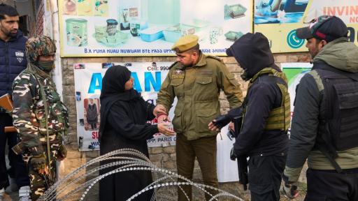 9 души загинаха, 32 ранени при взрив в полицейски участък в Кашмир