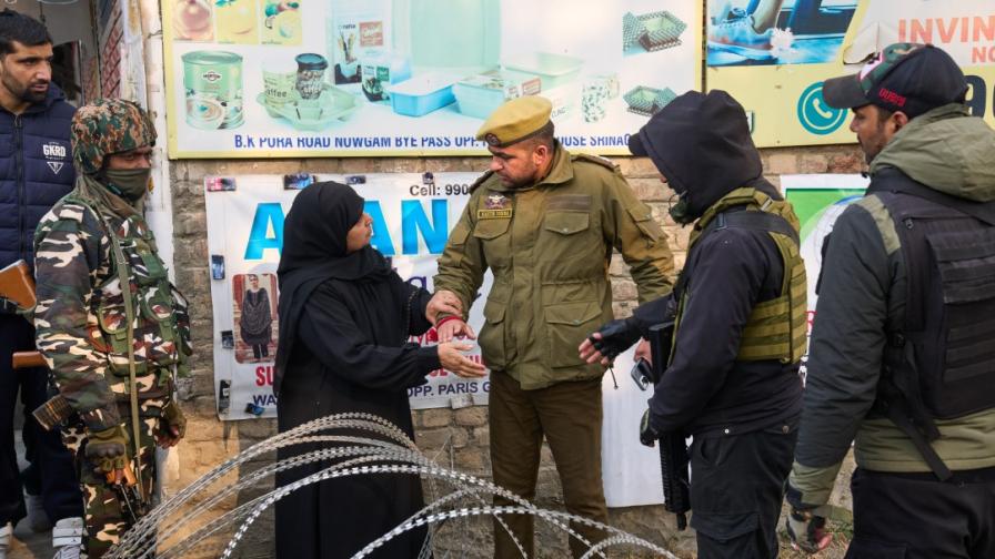 9 души загинаха, 32 ранени при взрив в полицейски участък в Кашмир