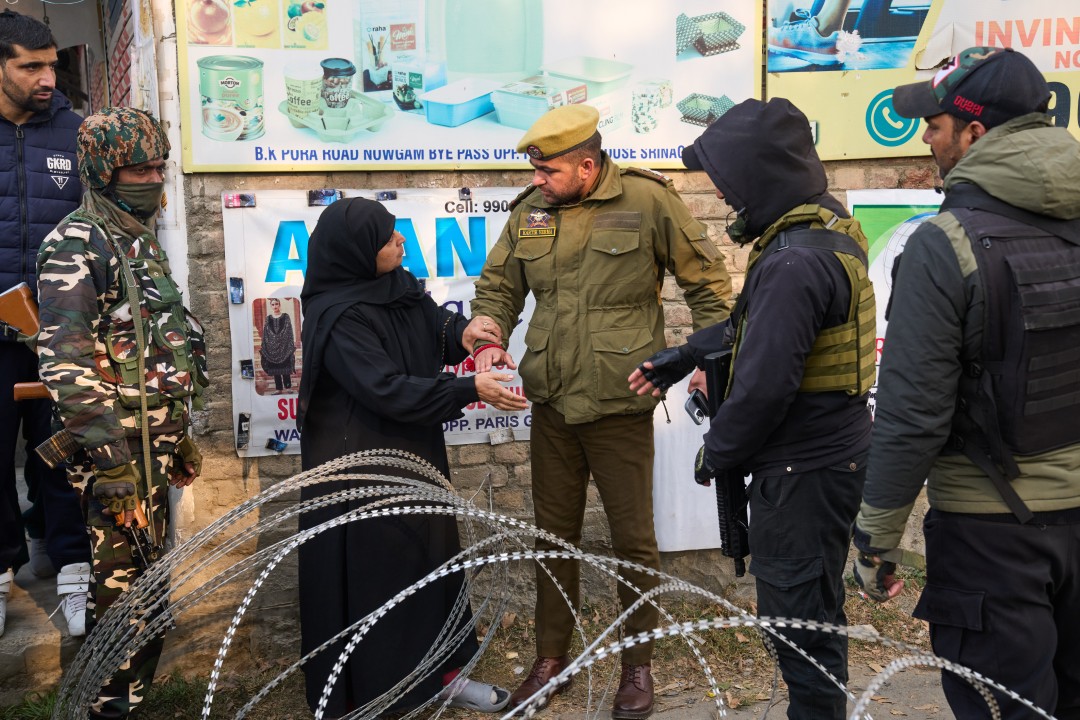 9 души загинаха, 32 ранени при взрив в полицейски участък в Кашмир