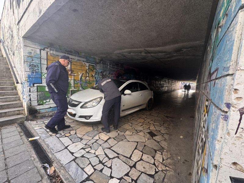 <p>Кола с чуждестранна регистрация е паркирана в подлез във Варна.</p>