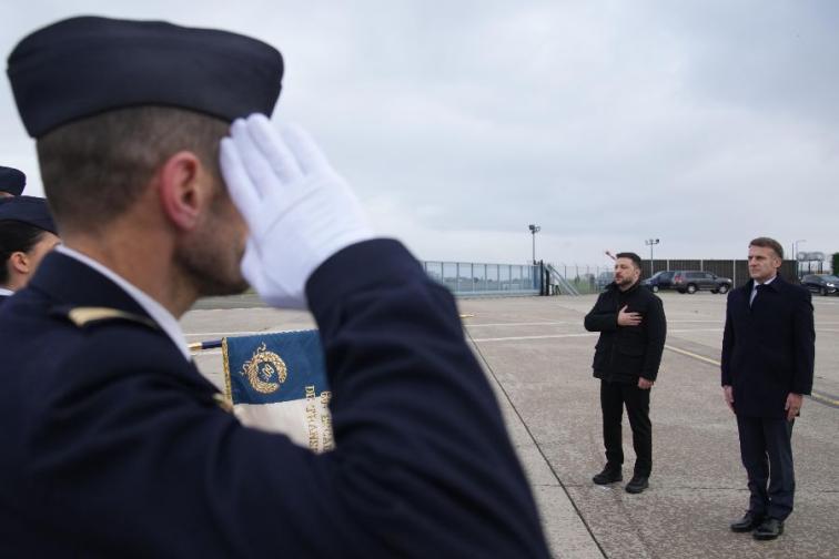 Зеленски пристигна в Париж
