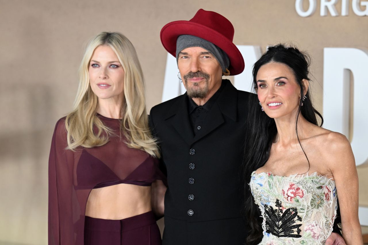 <p>На премиерата на &bdquo;Landman&ldquo; Деми Мур впечатли с бродирана рокля без презрамки, допълнена с елегантни обувки в телесен цвят и диамантени обеци, а визията ѝ плени всички на червения килим в Лондон.</p>