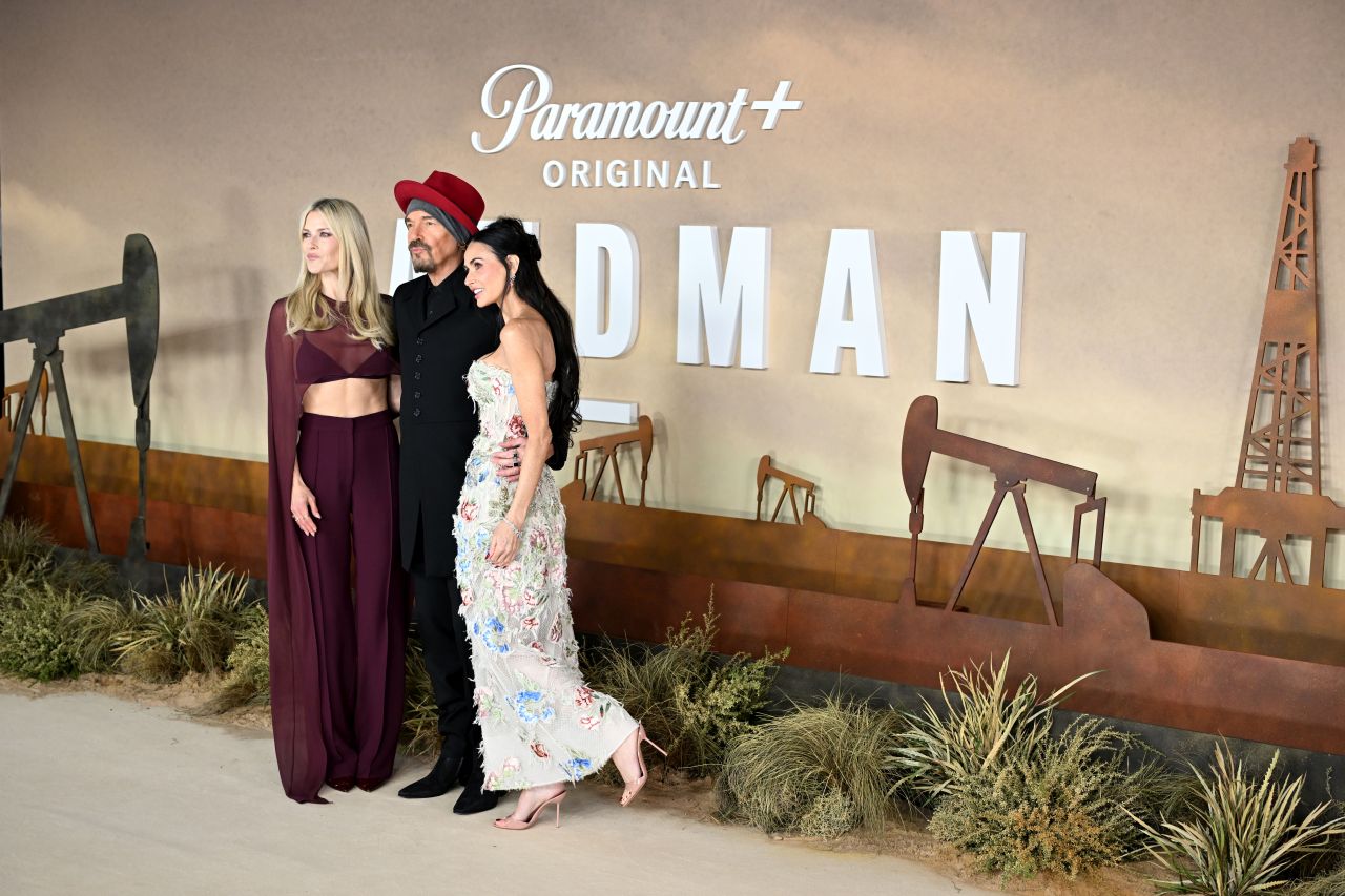 <p>На премиерата на &bdquo;Landman&ldquo; Деми Мур впечатли с бродирана рокля без презрамки, допълнена с елегантни обувки в телесен цвят и диамантени обеци, а визията ѝ плени всички на червения килим в Лондон.</p>