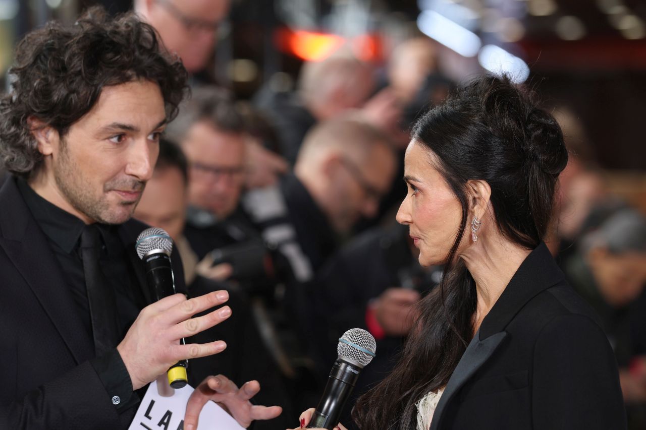 <p>На премиерата на &bdquo;Landman&ldquo; Деми Мур впечатли с бродирана рокля без презрамки, допълнена с елегантни обувки в телесен цвят и диамантени обеци, а визията ѝ плени всички на червения килим в Лондон.</p>