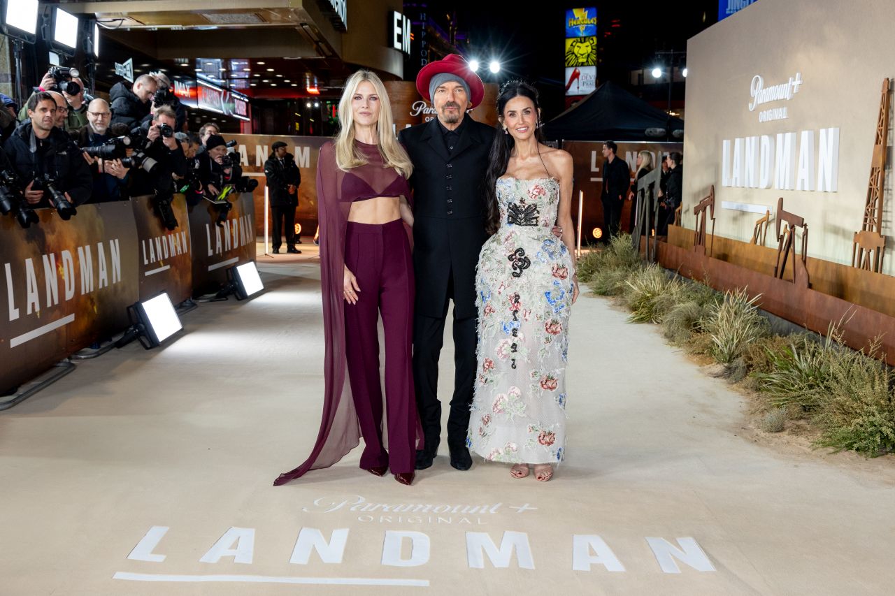 <p>На премиерата на &bdquo;Landman&ldquo; Деми Мур впечатли с бродирана рокля без презрамки, допълнена с елегантни обувки в телесен цвят и диамантени обеци, а визията ѝ плени всички на червения килим в Лондон.</p>