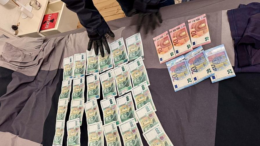 <p>Арестуваха митнически инспектор &ndash; показаха хиляди левове, открити в дома му</p>