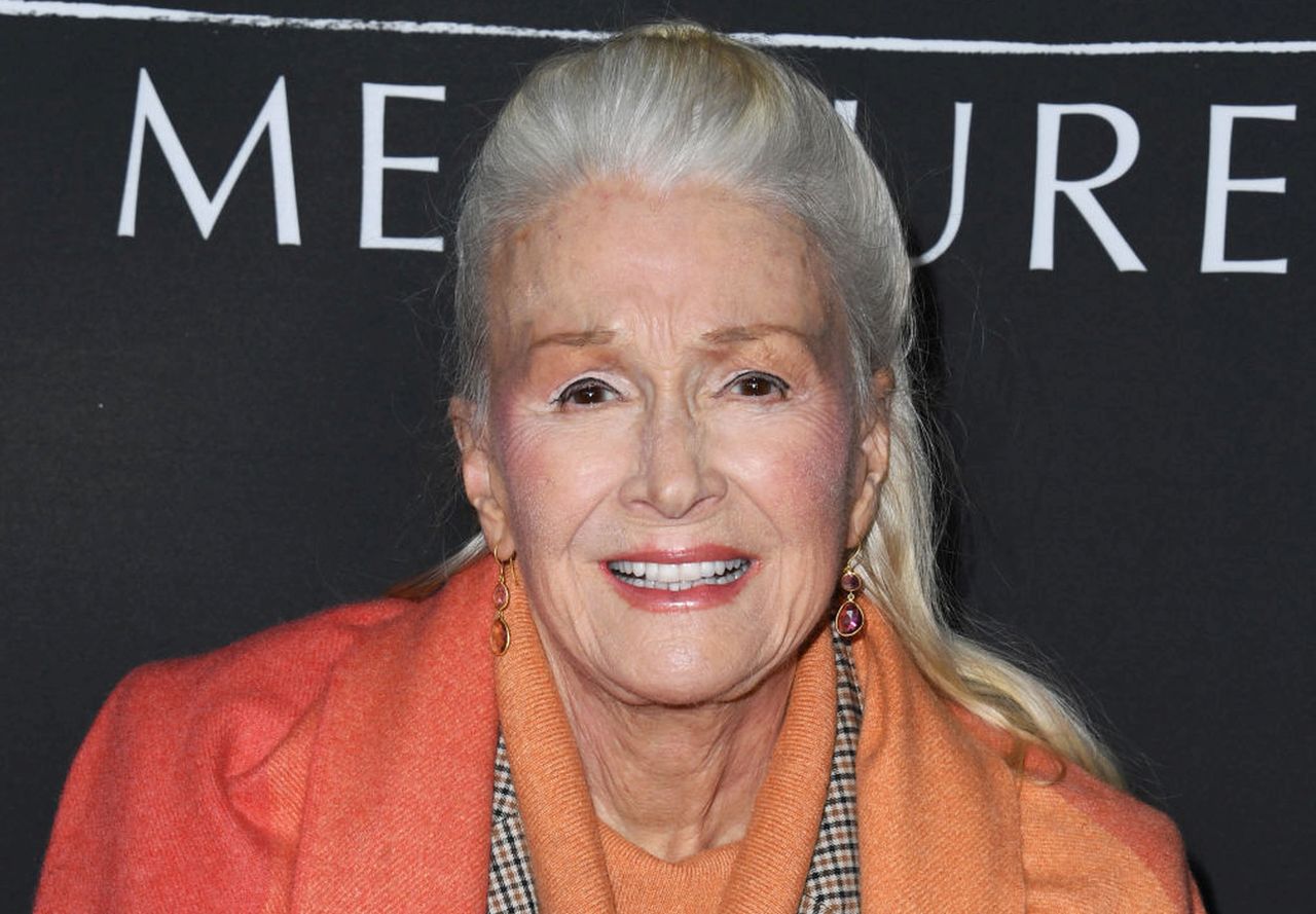 <p><strong>Ноември</strong></p>

<p><em><strong>Даян Лад</strong></em>, трикратно номинирана за &bdquo;Оскар&ldquo; (заедно с дъщеря си Лора Дърн в &bdquo;Rambling Rose&ldquo;), си отиде на 89 години.</p>