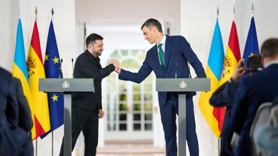 Испания посреща Зеленски - президентът се срещна с производители на оръжия