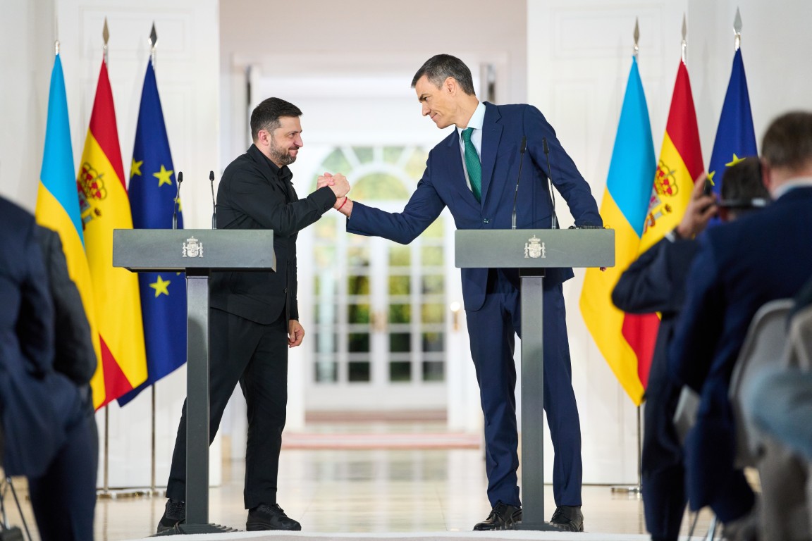Испания посреща Зеленски - президентът се срещна с производители на оръжия