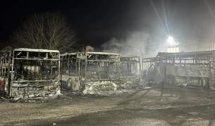 Пожар изпепели автобуси, два буса и леки коли в Костинброд