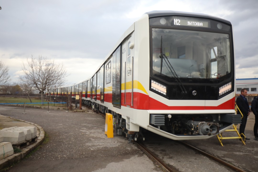 <p>Новите метровлакове на София бяха представени днес. Съставите ще заменят най-старите руски влакове, движещи се по линии 1, 2 и 4, и ще спомогнат за намаляване на интервала за движение по втора метролиния след пускането в експлоатация на новата метростанция &bdquo;Панчо Владигеров&ldquo;, разположена между станциите &bdquo;Сливница&ldquo; и &bdquo;Обеля&ldquo;.</p>