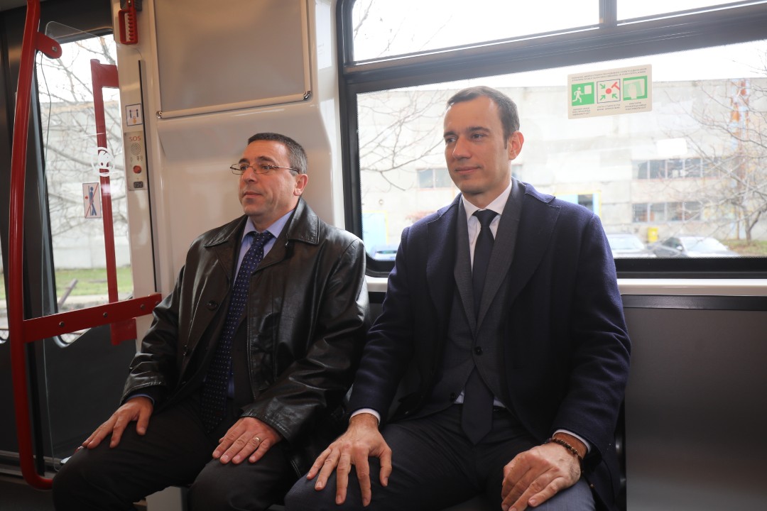 <p>Новите метровлакове на София бяха представени днес. Съставите ще заменят най-старите руски влакове, движещи се по линии 1, 2 и 4, и ще спомогнат за намаляване на интервала за движение по втора метролиния след пускането в експлоатация на новата метростанция &bdquo;Панчо Владигеров&ldquo;, разположена между станциите &bdquo;Сливница&ldquo; и &bdquo;Обеля&ldquo;.</p>