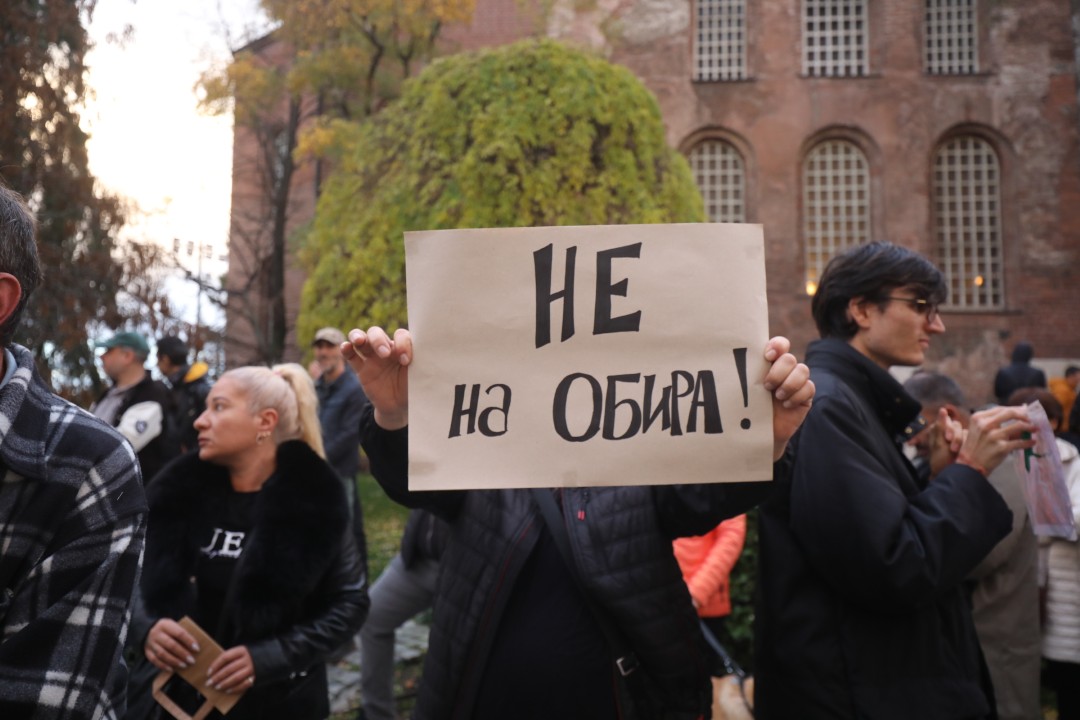 <p>Вълна от недоволство заля столицата заради новите цени за синя и зелена зона, които трябва да влязат в сила от 5 януари следващата година. Днес в София граждани изразиха позицията си срещу измененията в наредбата за паркиране.</p>