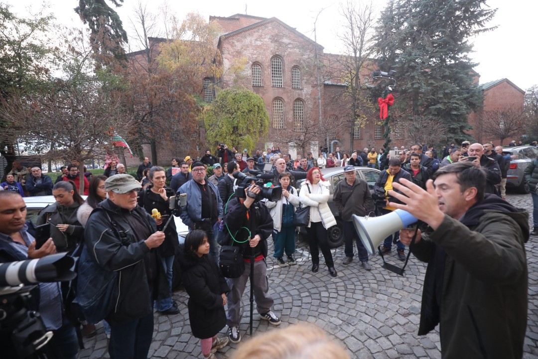 <p>Вълна от недоволство заля столицата заради новите цени за синя и зелена зона, които трябва да влязат в сила от 5 януари следващата година. Днес в София граждани изразиха позицията си срещу измененията в наредбата за паркиране.</p>