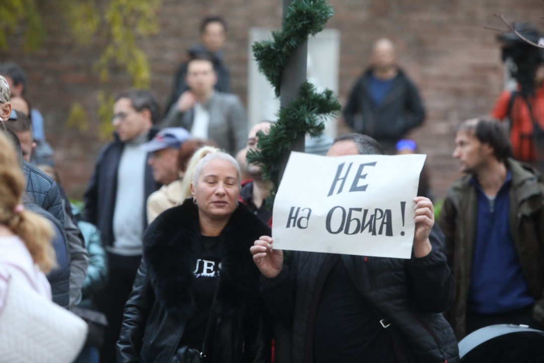 <p>Вълна от недоволство заля столицата заради новите цени за синя и зелена зона, които трябва да влязат в сила от 5 януари следващата година. Днес в София граждани изразиха позицията си срещу измененията в наредбата за паркиране.</p>