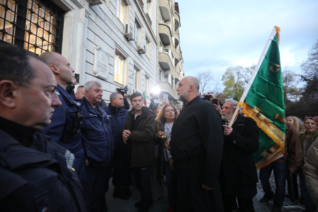 <p>Вълна от недоволство заля столицата заради новите цени за синя и зелена зона, които трябва да влязат в сила от 5 януари следващата година. Днес в София граждани изразиха позицията си срещу измененията в наредбата за паркиране.</p>