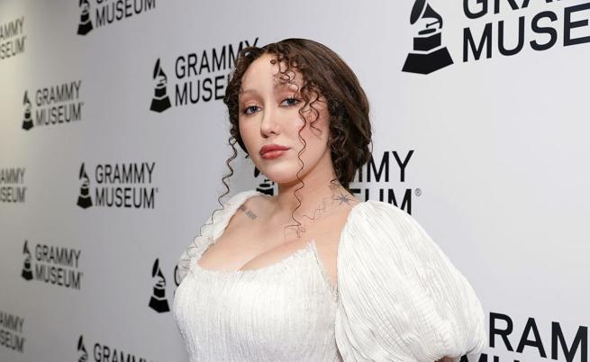 Сестрата на Майли Сайръс вижда 