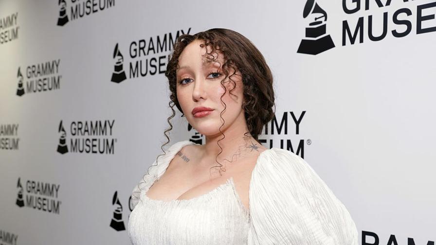 Сестрата на Майли Сайръс вижда "мъртви хора"