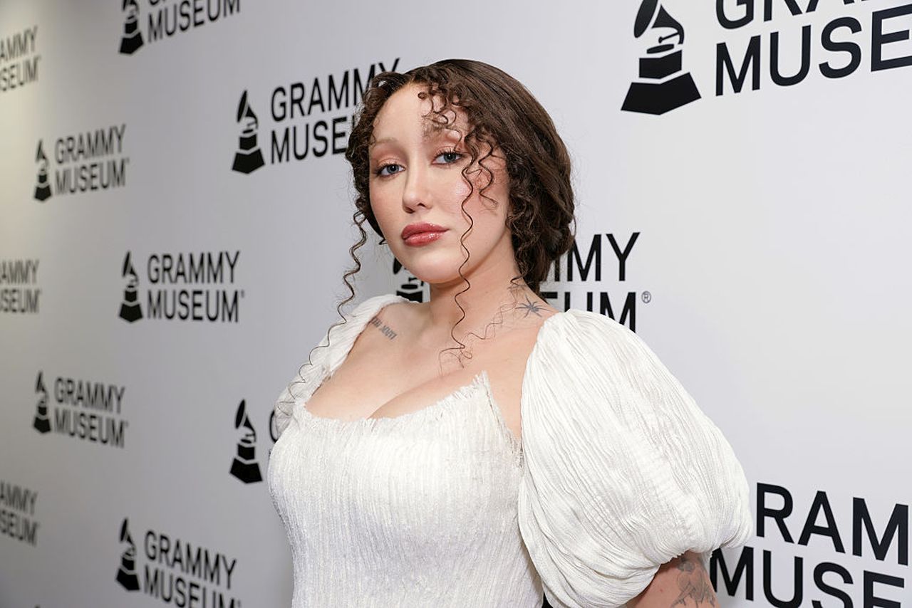 Сестрата на Майли Сайръс вижда "мъртви хора"