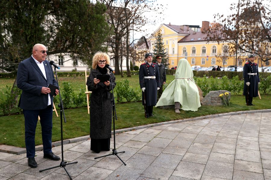 <p>Откриха паметник на Захарий Стоянов до историческата сграда на Народното събрание.</p>