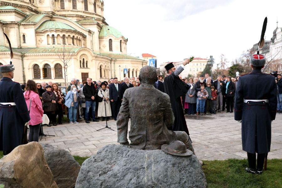 <p>Откриха паметник на Захарий Стоянов до историческата сграда на Народното събрание.</p>