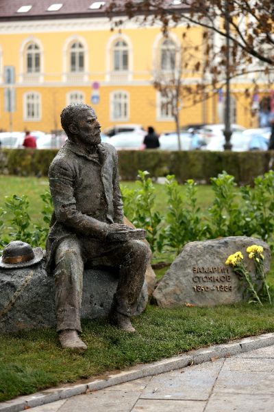 <p>Откриха паметник на Захарий Стоянов до историческата сграда на Народното събрание.</p>