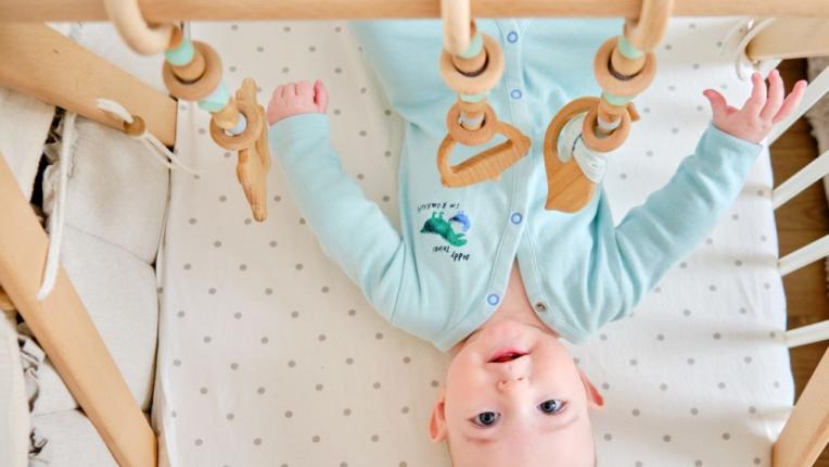 С какви играчки може да си играе бебето до 1 годинка