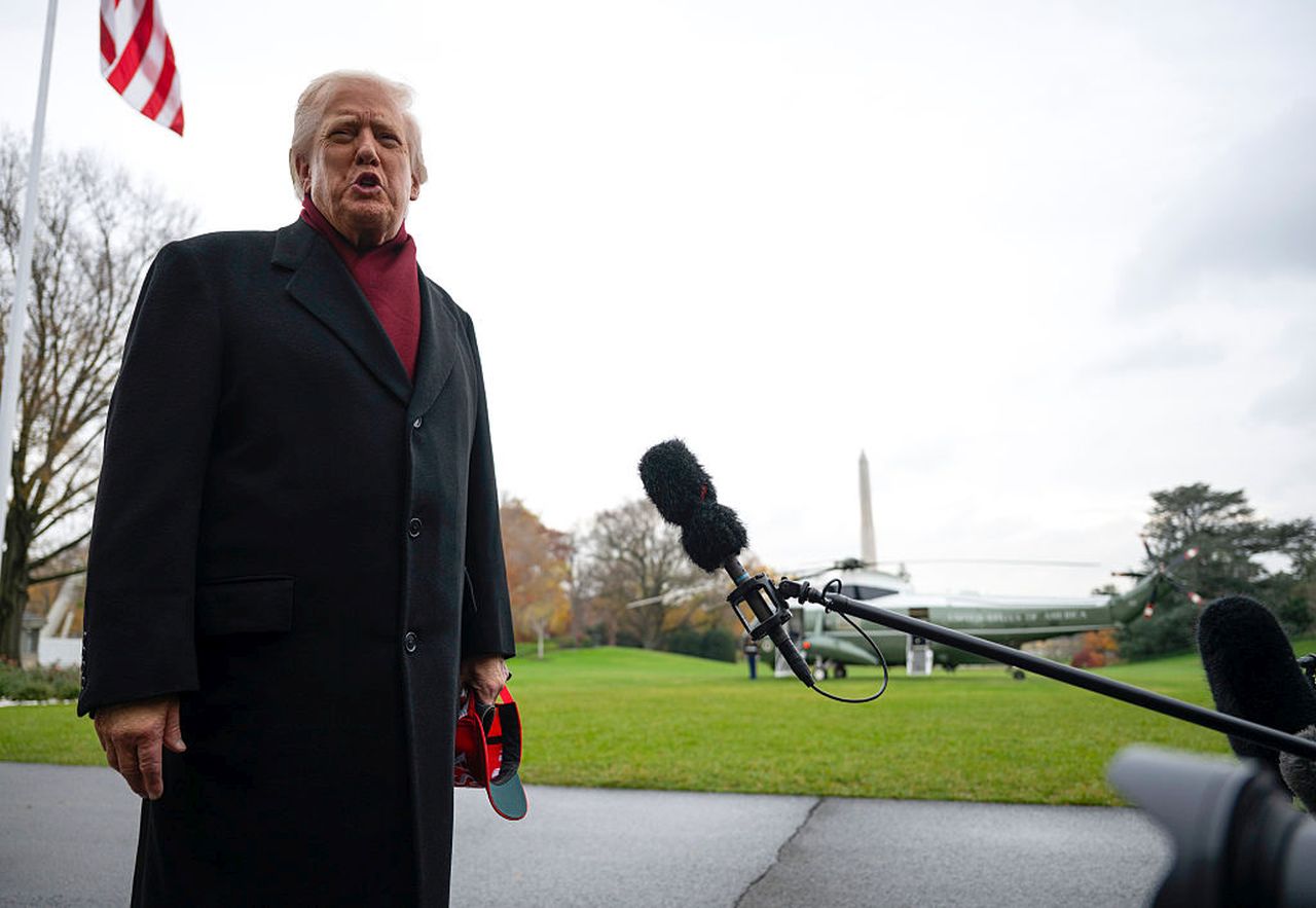 <p>Президентът на САЩ Доналд Тръмп пристигна на южната поляна на Белия дом на 22 ноември 2025 г. във Вашингтон, окръг Колумбия. Тръмп посети Joint Base Andrews в окръг Принс Джордж, Мериленд, за да обиколи голф игрището, разположено в базата</p>