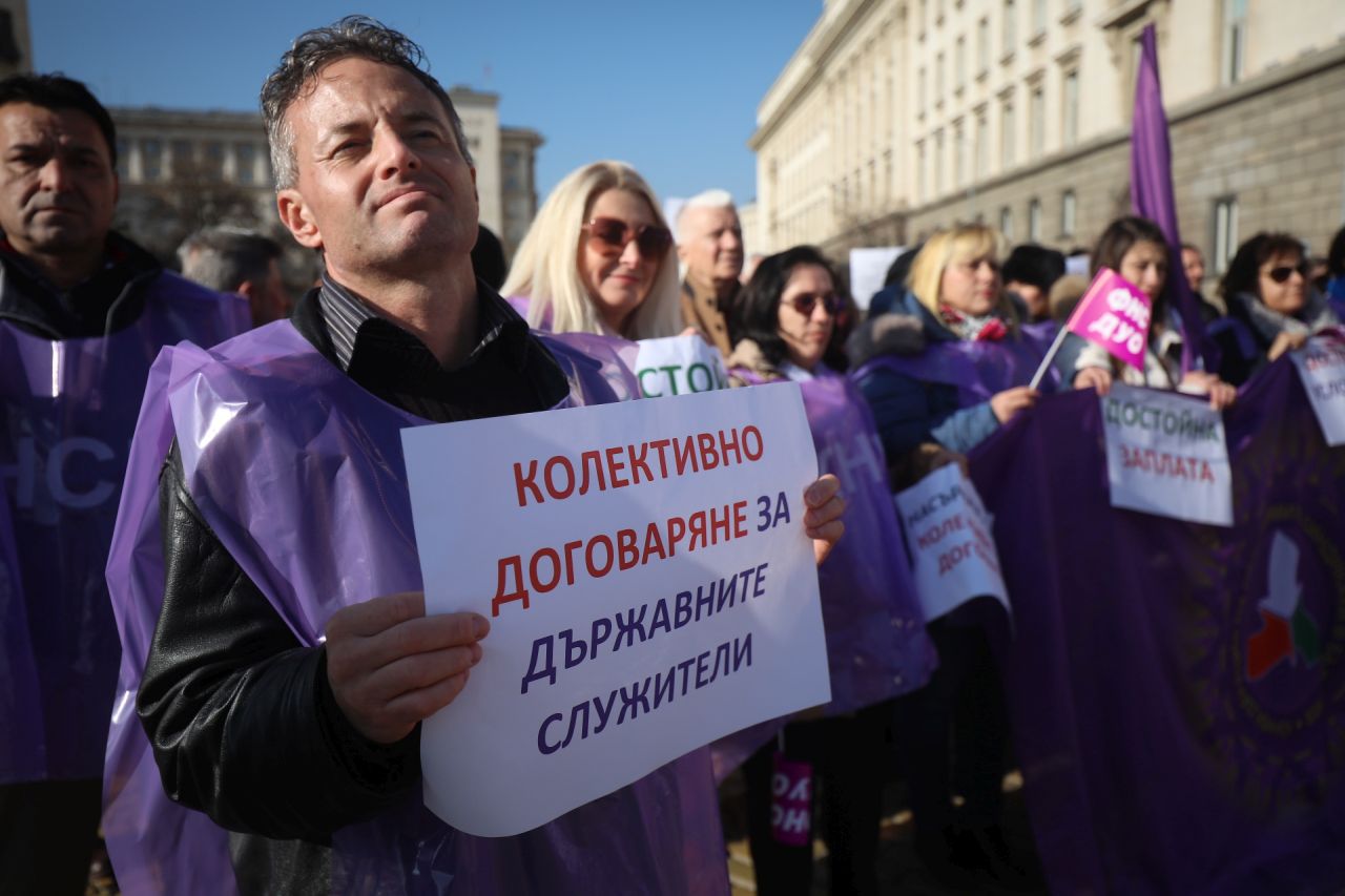 <p>С призив &bdquo;НЕ на разединението на работещите! ДА на по-високите доходи!&ldquo; членове на КНСБ се събраха на протест пред служебния вход на Народното събрание. Акцията е във връзка с приемането на държавния бюджет за 2026 г.</p>