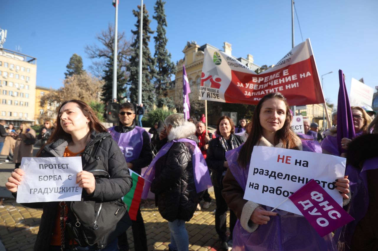 <p>С призив &bdquo;НЕ на разединението на работещите! ДА на по-високите доходи!&ldquo; членове на КНСБ се събраха на протест пред служебния вход на Народното събрание. Акцията е във връзка с приемането на държавния бюджет за 2026 г.</p>
