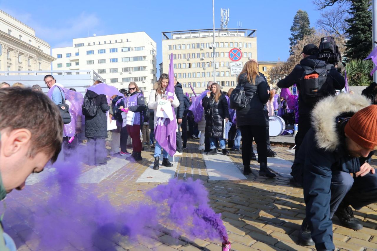 <p>С призив &bdquo;НЕ на разединението на работещите! ДА на по-високите доходи!&ldquo; членове на КНСБ се събраха на протест пред служебния вход на Народното събрание. Акцията е във връзка с приемането на държавния бюджет за 2026 г.</p>