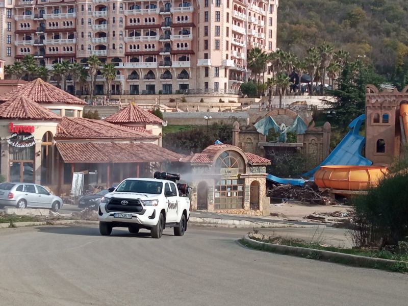 Дезинфекция на тротоари и улици във вилно селище "Елените"