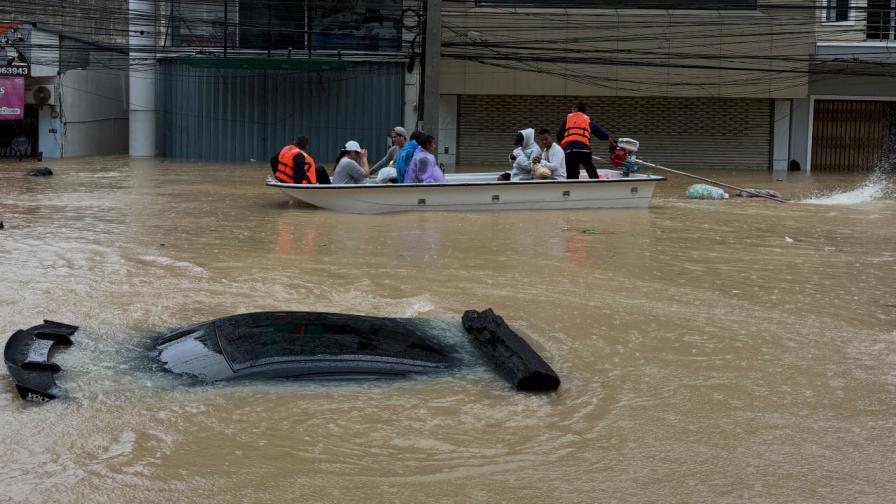 Проливни дъждове потопиха Тайланд