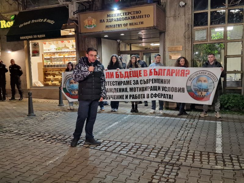 <p>Протестиращи студенти по медицина и лекари специализанти блокираха движението на Орлов мост.</p>