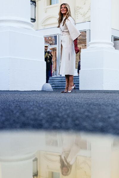 <p>Мелания Тръмп посрещна коледното дърво на Белия дом</p>