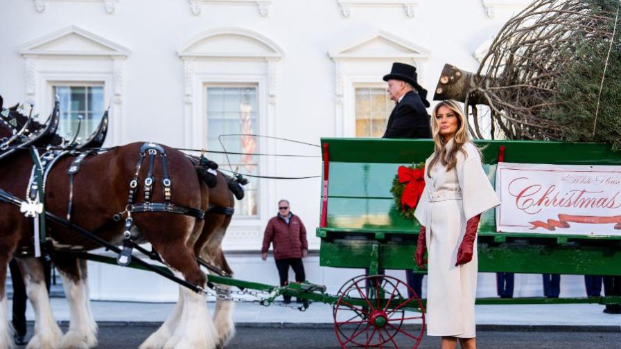 <p>Мелания посрещна коледното дърво на Белия дом (СНИМКИ)</p>