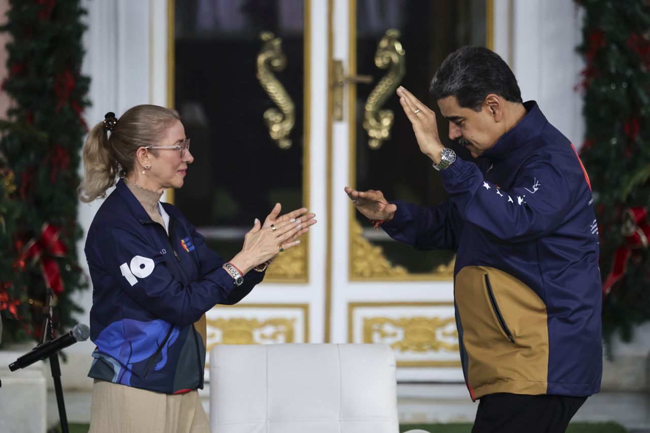 <p>Президентът Николас Мадуро танцува на студентския митинг в Каракас по време на празненствата за Деня на венецуелските студенти.</p>