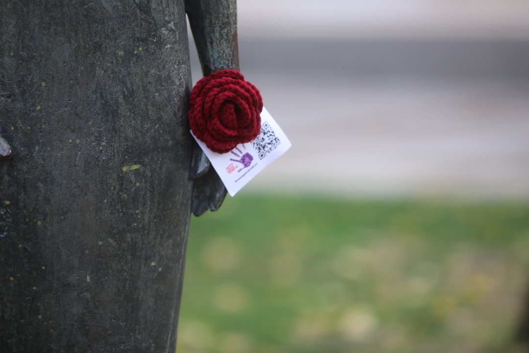 <p>Десетки статуи на женски фигури в София осъмнаха с червени ленти с надпис &quot;Нито една повече&quot; като част от инициативите за отбелязвания на 25 ноември Международен ден за премахване на насилието срещу жени и момичета.</p>