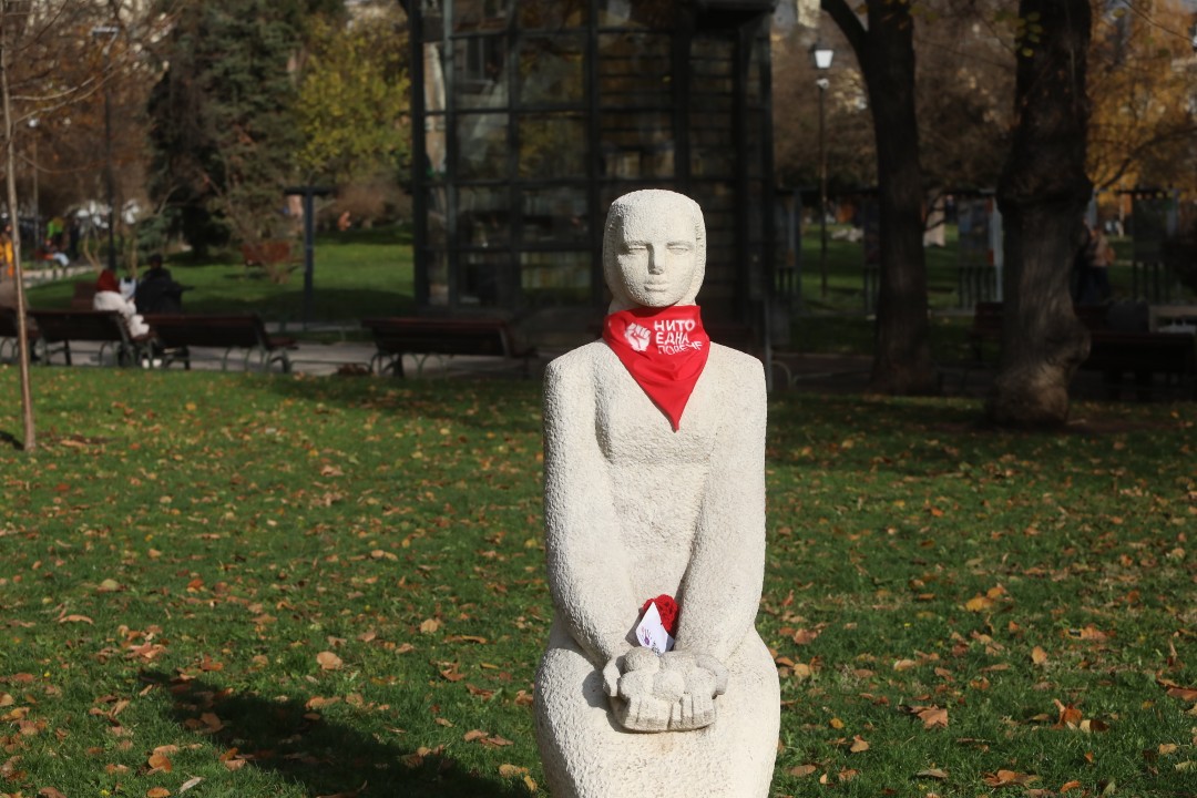 <p>Десетки статуи на женски фигури в София осъмнаха с червени ленти с надпис &quot;Нито една повече&quot; като част от инициативите за отбелязвания на 25 ноември Международен ден за премахване на насилието срещу жени и момичета.</p>