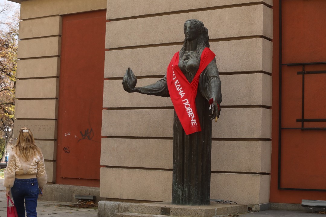 <p>Десетки статуи на женски фигури в София осъмнаха с червени ленти с надпис &quot;Нито една повече&quot; като част от инициативите за отбелязвания на 25 ноември Международен ден за премахване на насилието срещу жени и момичета.</p>