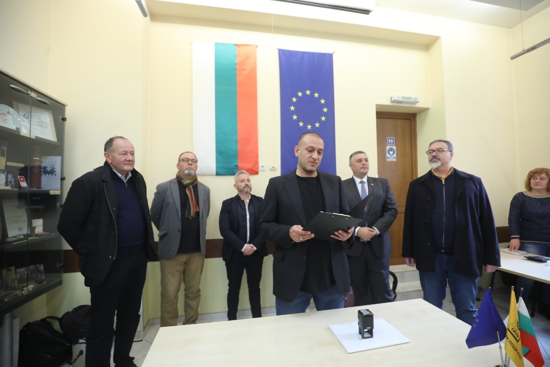 <p>&bdquo;Български пощи&ldquo; отбеляза 100- годишнината на Софийското филателно дружество с ново филателно издание, посветено на известния български филателен експерт Петко Караиванов. Софийското филателно дружество &bdquo;Петко Караиванов&ldquo; е основано на 27 ноември 1925 г. Новата марка е част от поредицата &bdquo;Известни българи &ndash; филателисти&ldquo; на &bdquo;Български пощи&ldquo;.</p>