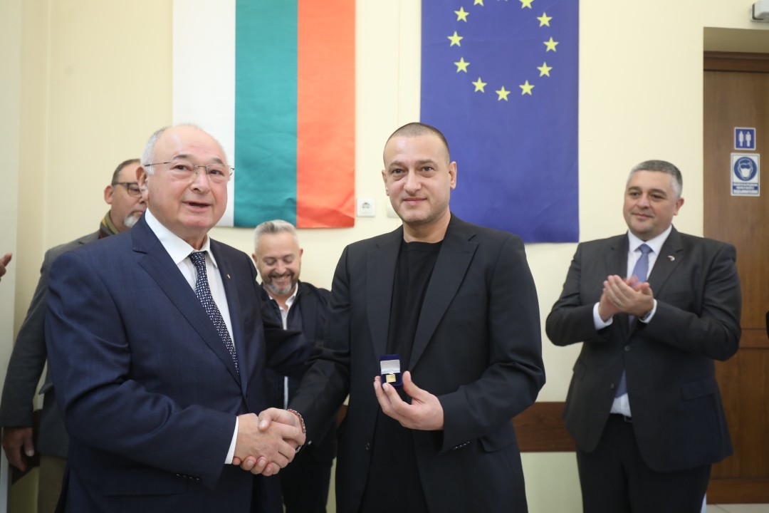 <p>&bdquo;Български пощи&ldquo; отбеляза 100- годишнината на Софийското филателно дружество с ново филателно издание, посветено на известния български филателен експерт Петко Караиванов. Софийското филателно дружество &bdquo;Петко Караиванов&ldquo; е основано на 27 ноември 1925 г. Новата марка е част от поредицата &bdquo;Известни българи &ndash; филателисти&ldquo; на &bdquo;Български пощи&ldquo;.</p>