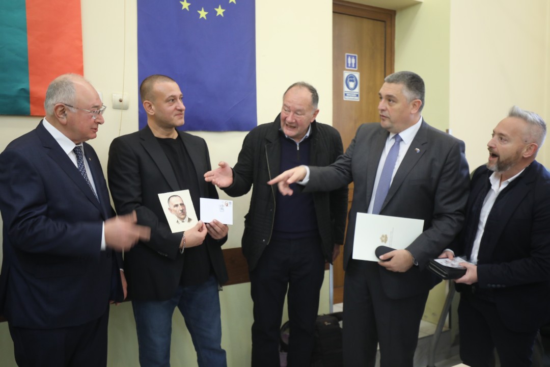 <p>&bdquo;Български пощи&ldquo; отбеляза 100- годишнината на Софийското филателно дружество с ново филателно издание, посветено на известния български филателен експерт Петко Караиванов. Софийското филателно дружество &bdquo;Петко Караиванов&ldquo; е основано на 27 ноември 1925 г. Новата марка е част от поредицата &bdquo;Известни българи &ndash; филателисти&ldquo; на &bdquo;Български пощи&ldquo;.</p>